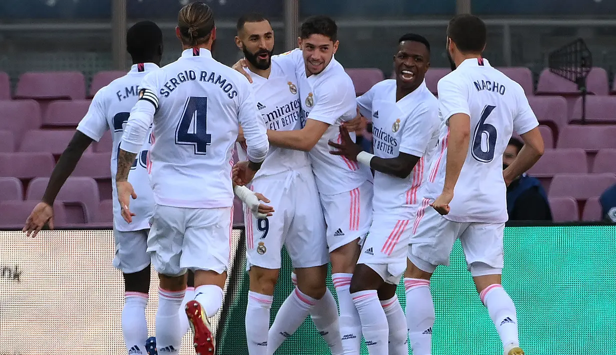 Para pemain Real Madrid melakukan selebrasi setelah mencetak gol ke gawang Barcelona pada laga La Liga bertajuk El Clasico di Nou Camp, Sabtu (24/10/2020). Barcelona harus menelan pil pahit kalah 1-3 dari musuh bebuyutannya Real Madrid di kandang sendiri, Nou Camp.  (LLUIS GENE/AFP)