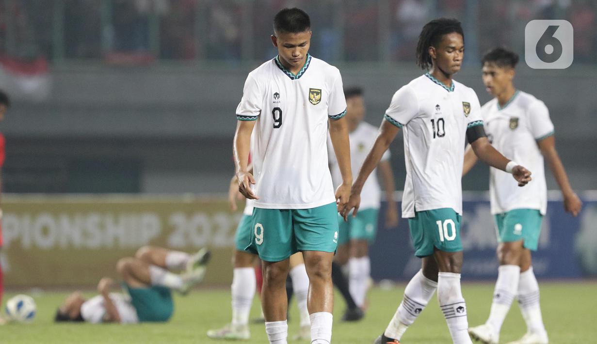 Pemain Timnas Indonesia U-19, Hokky Caraka Bintang B (tengah) saat melawan Myanmar U-19 pada laga terakhir penyisihan grup A Piala AFF U-19 2022 di Stadion Patriot Candrabhaga, Bekasi, Jawa Barat, Minggu (10/7/2022). Timnas Indonesia U-19 gagal melaju ke semifinal setelah kalah produktivitas gol dengan Thailand dan Vietnam yang bermain imbang 1-1. (Liputan6.com/Helmi Fithriansyah)