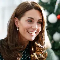Kate Middleton tersenyum saat mengunjungi Rumah Sakit Anak Evelina di London, Inggris (11/12). Kate Middleton yang bergelar Duchess of Cambridge ini, diresmikan sebagai patron RS anak tersebut. (Chris Jackson/Pool via AP)