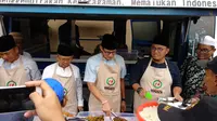 Sandiaga jadi pelayang warung makan dhuafa di PP Muhammadiyah.
