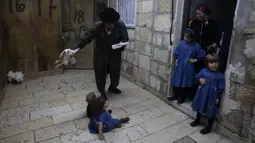 Seorang pria Yahudi ultraortodoks mengayunkan ayam di atas keluarganya saat melakukan ritual Kapparot di Yerusalem, 12 September 2021. Kapparot adalah ritual transfer dosa ke ayam yang dilakukan sebelum Yom Kippur (Hari Penebusan). (MENAHEM KAHANA/AFP)