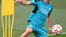Gelandang Real Madrid Luka Modric menghadiri sesi latihan menjelang pertandingan final Liga Champions di Ciudad Real Madrid di Valdebebas, Selasa (24/5/2022). Big match antara Liverpool dan Real Madrid akan tersaji di final Liga Champions 2021-2022 di Stade de France, Paris pada Minggu, 29 Mei dini hari WIB. (GABRIEL BOUYS / AFP)