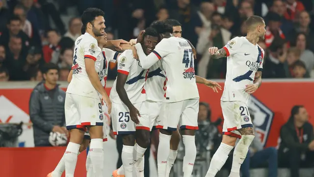 Skuad PSG merayakan gol Nuno Mendes ke gawang Lille di Stade Pierre-Mauroy di pekan ke tujuh Ligue 1 2025/2026, Senin (06/10/2025). (AP Photo/Jean-Francois Badias)