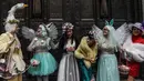 Sejumlah orang mengenakan kostum saat mengikuti parade Paskah tahunan di sepanjang 5th Ave di New York City (4/1). Para peserta yang mengikuti parade ini mengenakan kostum bertema tahun 1870-an. (Stephanie Keith / Getty Images / AFP)