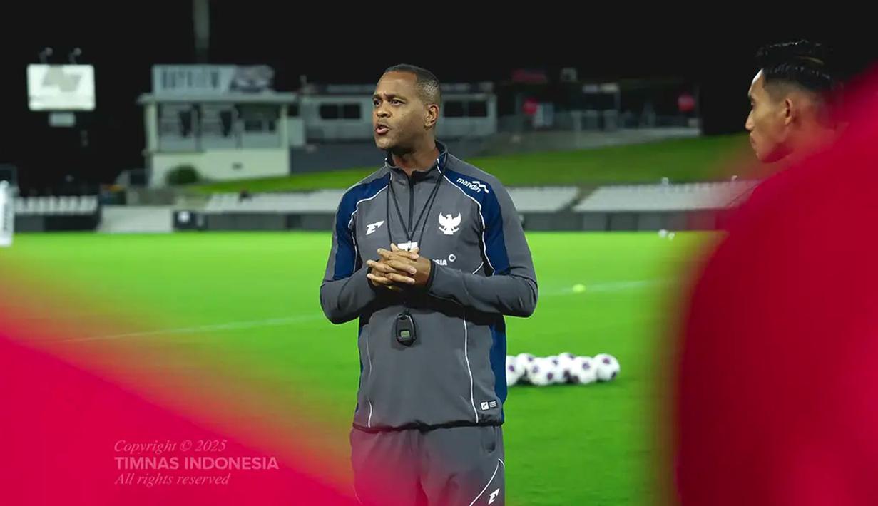 Pelatih kepala Timnas Indonesia, Patrick Kluivert memberikan instruksi saat latihan perdana menjelang laga putaran ketiga Kualifikasi Piala Dunia 2026 melawan Australia di Stadion Netstrata Jubilee, Sydney, Selasa (18/03/2025) waktu setempat. (Dok. PSSI)