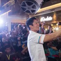 Pebalap F1 asal tim Manor Racing, Rio Haryanto, asyik selfie bersama penggemarnya saat acara jumpa fans di Mall Kota Kasablanka, Jakarta, Kamis (7/4/2016). (Bola.com/Vitalis Yogi Trisna)