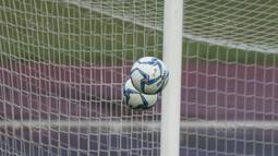 Bola tendangan gelandang Timnas Indonesia, Evan Dimas, saat bermain crossbar dengan pelatih fisik, Miguel Gandia usai latihan di Stadion UKM, Selangor, Sabtu (19/8/2017). Evan kalah saat bermain crossbar dengan Miguel. (Bola.com/Vitalis Yogi Trisna)