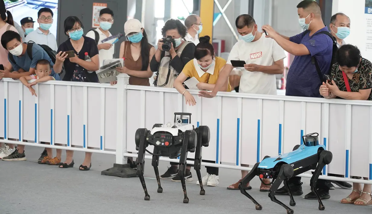 Para pengunjung berinteraksi dengan dua robot berkaki empat di area ekshibisi robot layanan dalam Pameran Perdagangan Jasa Internasional China (CIFTIS) 2020 di Beijing, ibu kota China, pada 7 September 2020. CIFTIS digelar pada 4-9 September di Beijing. (Xinhua/Cai Yang)