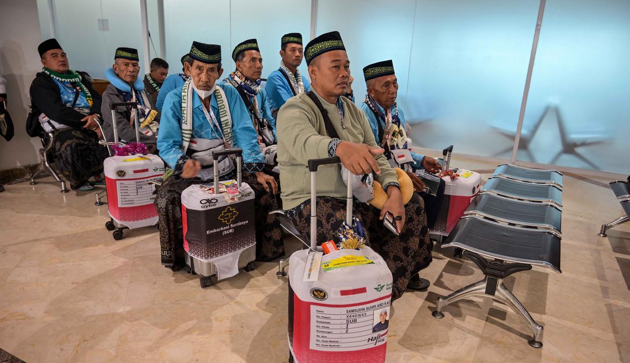 Secara keseluruhan pada penyelenggaraan haji musim 1447 Hijriah/2026 Masehi ini, Bandara Internasional Juanda, Jawa Timur akan melayani sebanyak 43.236 jemaah haji serta 464 petugas kloter. Tampak dalam foto, jemaah haji Indonesia menunggu waktu keberangkatan untuk melaksanakan ibadah haji tahunan, di Bandara Internasional Juanda, Sidoarjo, Jawa Timur, Rabu 22 April 2026. (JUNI KRISWANTO/AFP)