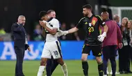 Kiper Spanyol Unai Simon memberikan Jude Bellingham semangat usai Inggris kandas 1-2 pada partai final Euro 2024 hari Senin (15/07/2024) dini hari WIB. (Adrian DENNIS / AFP)