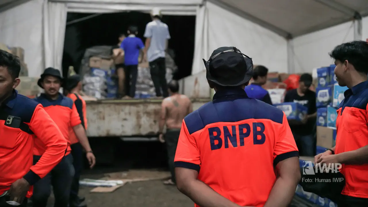 Penyerahan bantuan IWIP kepada masyarakat terdampak banjir dan longsor Sumatera di Posko BNPB Halim Perdanakusuma, Jakarta.