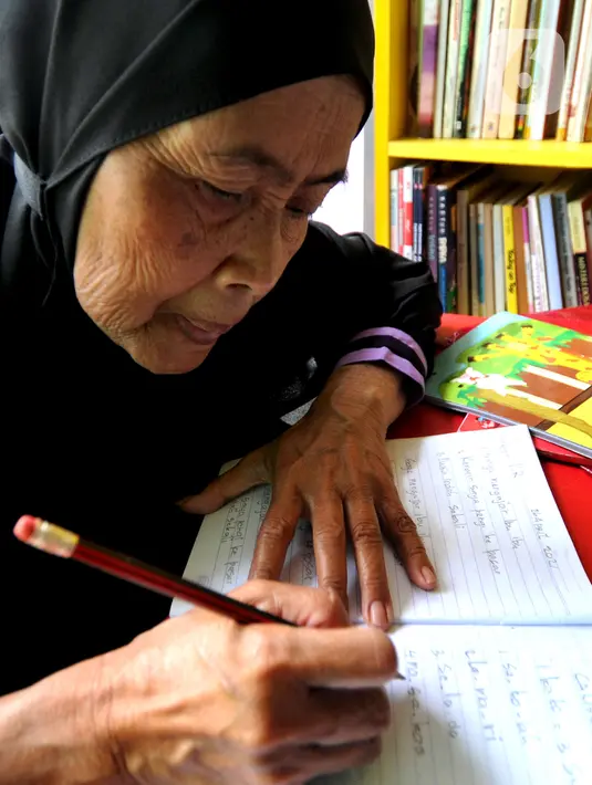 Ibu rumah tangga belajar menulis dan berhitung saat kegiatan gerakan berantas buta aksara di Taman Bacaan Masyarakat (TBM) Lentera Pustaka, Bogor, Minggu (2/5/2021). Lebih dari dua setengah tahun, TBM Lentera Pustaka mengajarkan puluhan ibu-ibu yang buta aksara. (merdeka.com/Arie Basuki)