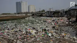 Suasana permukiman kumuh yang berdiri di atas tumpukan sampah di Kampung Bengek, Penjaringan, Jakarta Utara, Selasa (3/9/2019). Permukiman kumuh tersebut berdiri di atas rawa yang membeku karena timbunan sampah plastik, kasur bekas hingga limbah rumah tangga. (Liputan6.com/Faizal Fanani)