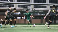 Persebaya Surabaya&nbsp;menggelar laga uji coba internal saat berlatih di Lapangan THOR, Surabaya, Sabtu (6/4/2024) malam WIB. (Bola.com/Aditya Wany)