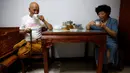 Master Li Liangui bersama sang istri saat menikmati teh di kediamannya di Beijing, China pada 30 Juni 2016. (REUTERS/Kim Kyung-Hoon)