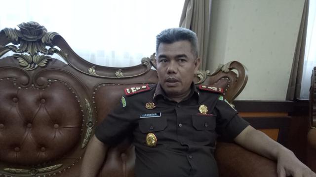 Kejari Garut Azwar saat ditemui di kantornya. Lembaganya siap menuntaskan dugaan kasus korupsi pokir dan BOP DPRD periode 2014-2019
