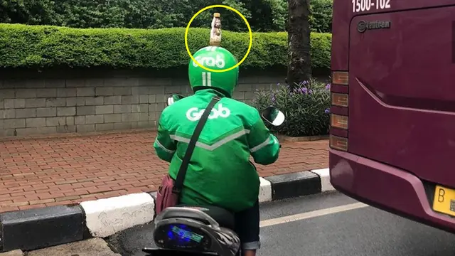 6 Kelakuan Driver Ojek Online saat Berhenti di Lampu Merah Ini Bikin Tepuk Jidat