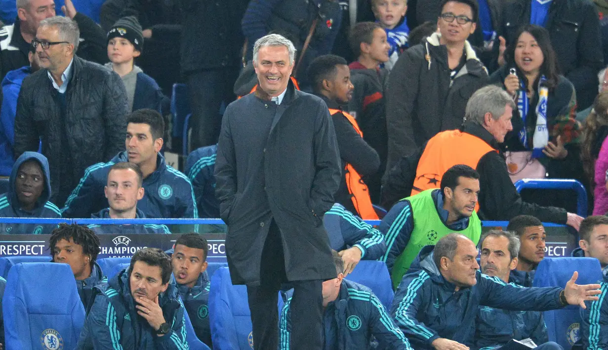 Pelatih Chelsea Jose Mourinho tersenyum saat timnya menang atas Dynamo Kiev  pada lanjutan Liga Champion Grup G di Stadion Stamford Bridge, London, Rabu (4/11/2015) dini hari. Chelsea memang 2-1. (AFP PHOTO / Glyn Kirk)