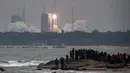 Warga menyaksikan peluncuran perdana roket milik China, Long March-8 di Provinsi Hainan, China selatan (22/12/2020). Roket pengangkut dengan daya angkut medium baru milik China, Long March-8, lepas landas dari Situs Peluncuran Wahana Antariksa Wenchang. (Xinhua/Pu Xiaoxu)