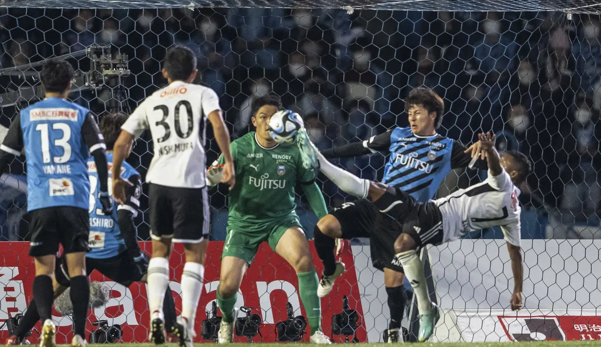 Pemain Yokohama F. Marino, Elber (kanan), menendang bola ke gawang Kawasaki Frontale dalam pertandingan J-League yang berlangsung di Todoroki Stadium, Kawasaki, Jumat (17/2/2023). Elber menjadi pemain Marinos yang masuk dalam tiga besar pencatat assist terbanyak musim ini. (AFP/Yuichi Yamazaki)