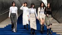 Anggota grup K-Pop Korea Selatan NewJeans menghadiri Seoul Fashion Week di Dongdaemun Design Plaza, Seoul, Korea Selatan, Rabu (15/3/2023). NewJeans telah ditunjuk sebagai duta acara ini. (AP Photo/Ahn Young-joon)