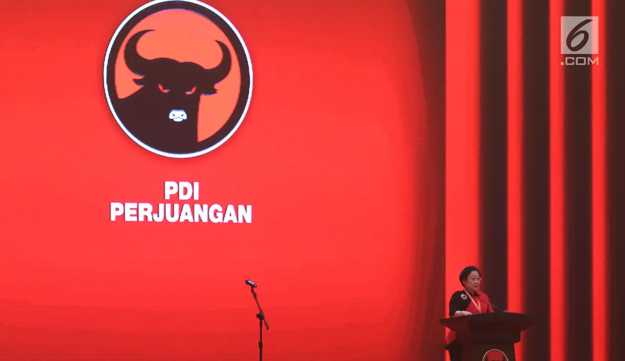 Ketua Umum PDIP Megawati Soekarnoputri menyampaikan pidato politiknya pada HUT ke-45 PDIP di JCC Senayan, Jakarta, Rabu (10/1). Acara itu dihadiri oleh Presiden Jokowi dan sejumlah petinggi partai serta petinggi negara lainnya. (Liputan6.com/Angga Yuniar)