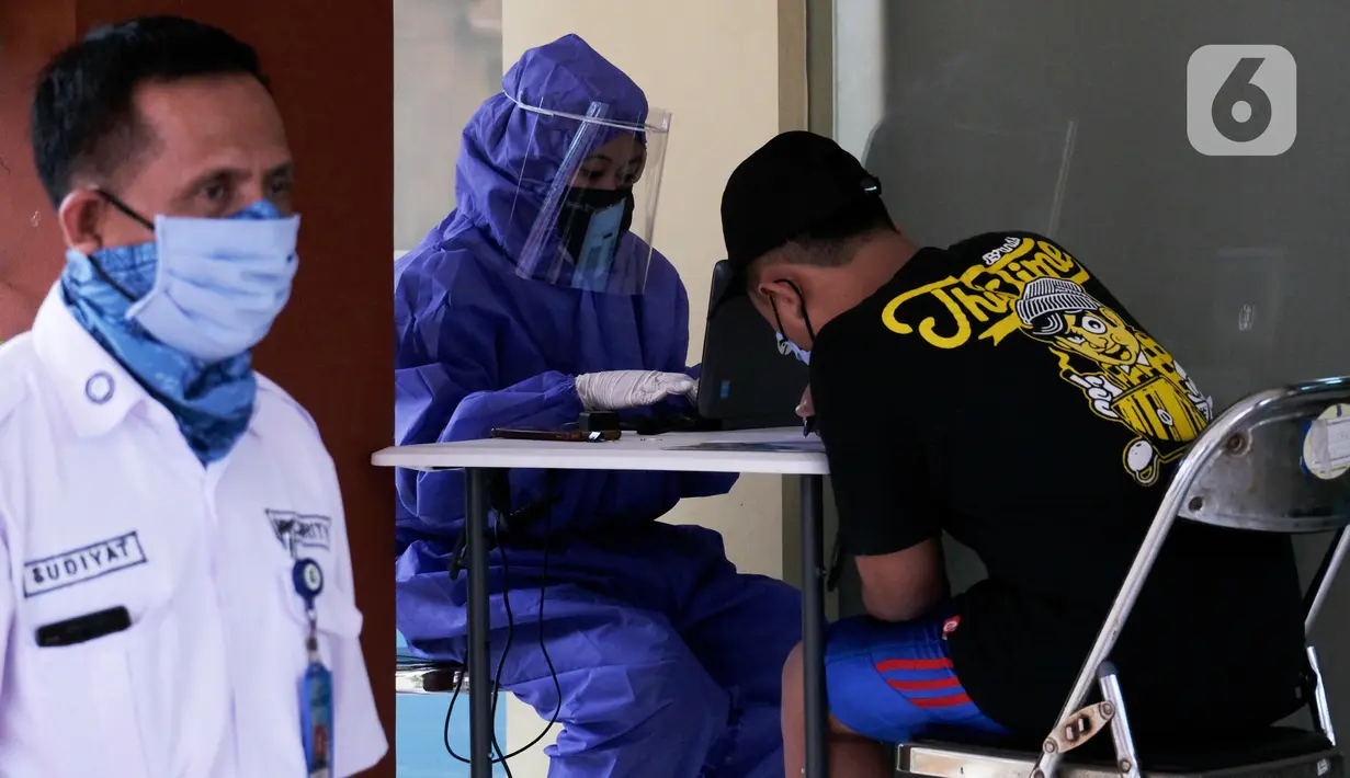 Warga mengisi data sebelum menjalani Rapid Test bagi pelanggar PSBB di Kantor Kecamatan Karawaci, Tangerang, Kamis (14/5/2020). Pemkot Tangerang  melakukan rapid test kepada warga yang melanggar penerapan PSBB dan akan mengisolasi warga yang terindikasi positif COVID-19. (Liputan6.com/Angga Yuniar)