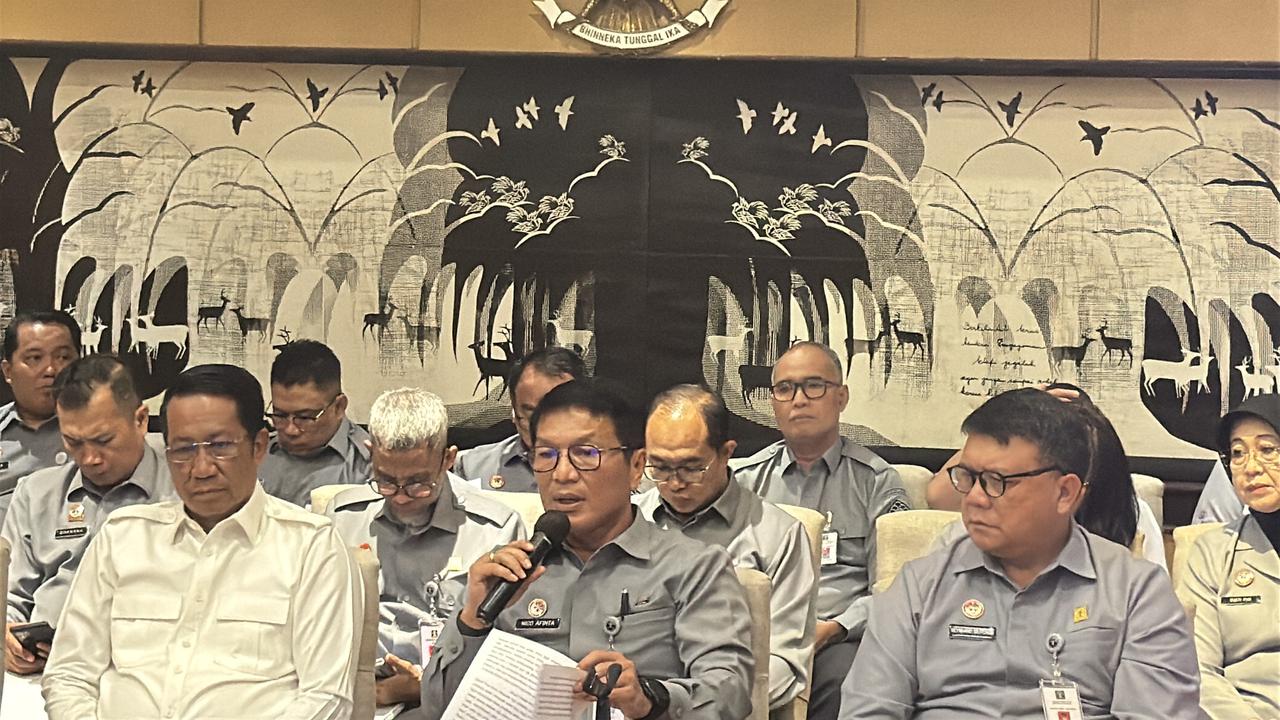 Sekjen Kemenkum Nico Afinta saat konferensi capaian kinerja Kemenkum Triwulan I, Selasa (15/4/2025).