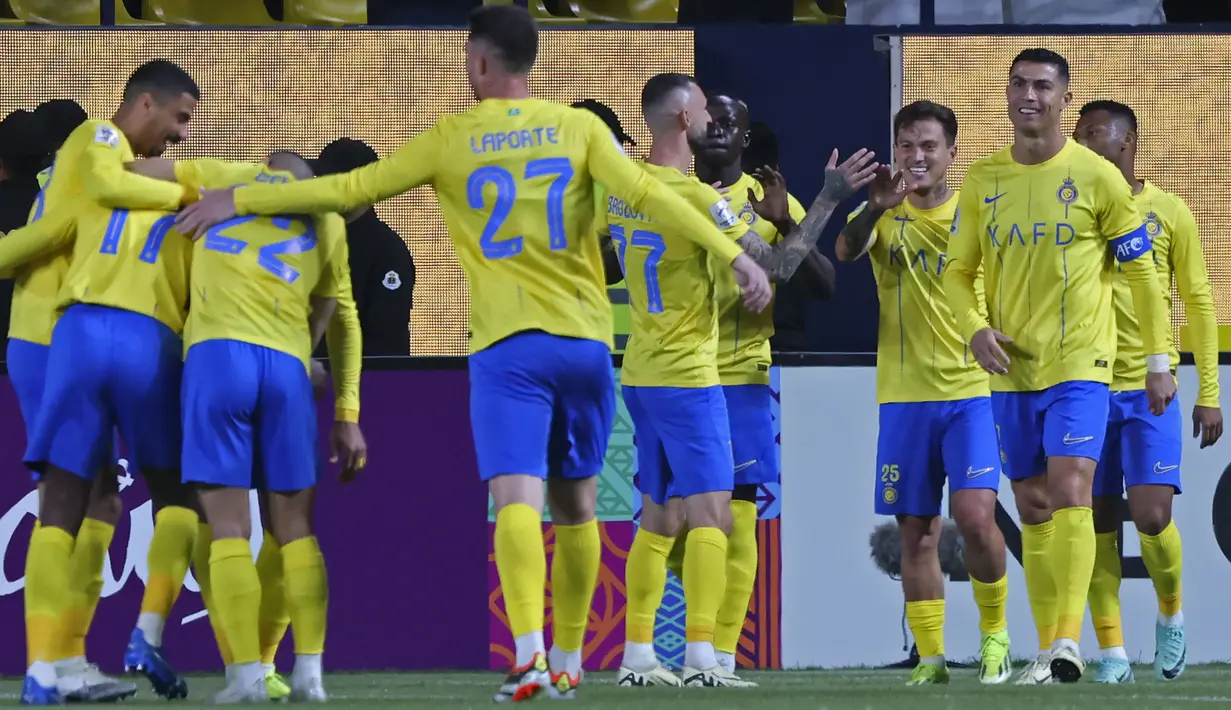 Pemain Al-Nassr, Cristiano Ronaldo merayakan gol bersama rekan timnya saat laga 16 besar Liga Champions Asia 2023/2024 melawan Al-Fieha di Al-Awwal Park Stadium, Riyadh, Arab Saudi Rabu (21/02/2024) waktu setempat. (AFP/Fayez Nureldine)