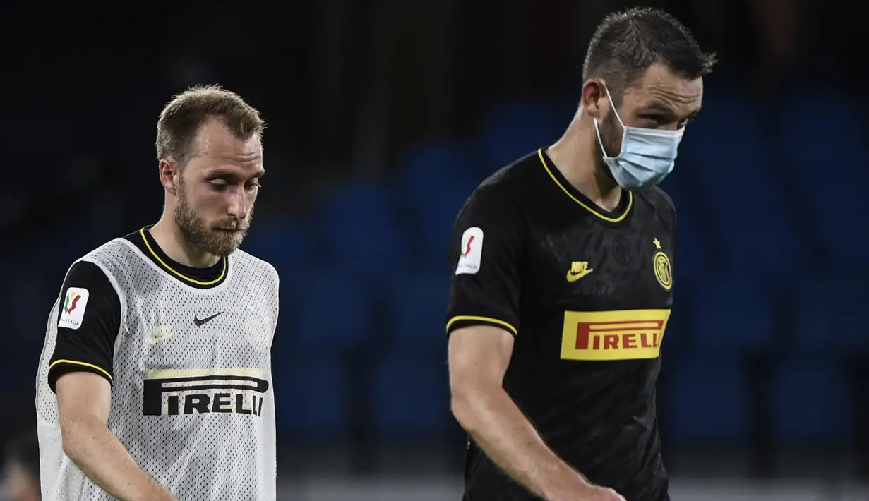 Pemain Inter Milan, Christian Eriksen dan Stefan de Vrij tertunduk lesu usai ditahan imbang Napoli pada laga Coppa Italia di San Paolo, Minggu (14/5/2020). Kedua tim bermain imbang 1-1. (AFP/Filippo Monteforte)