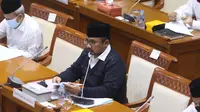 Menteri Agama Yaqut Cholil Qoumas saat mengikuti rapat kerja dengan Komisi VII DPR di Kompleks Parlemen, Senayan, Jakarta, Senin (15/3/2021). Rapat kerja tersebut membahas persiapan penyelenggaraan ibadah haji 1442 H/2021 M dan vaksinasi jemaah haji. (Liputan6.com/Angga Yuniar)