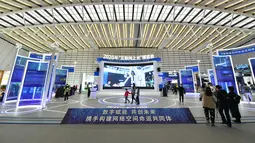 Orang-orang mengunjungi Light of Internet Expo di Konferensi Internet Dunia (World Internet Conference/WIC) 2020, Wuzhen, Zhejiang, China, 22 November 2020. Pameran tersebut menampilkan teknologi, pencapaian, produk, dan aplikasi internet terkini. (Xinhua/Li Xin)