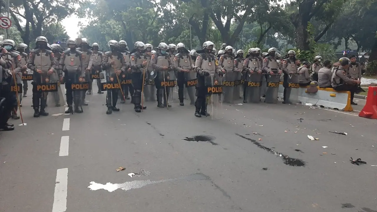Polisi bersiaga mengawal demo di kawasan Patung Kuda, Jakarta, Selasa (21/10/2020).)