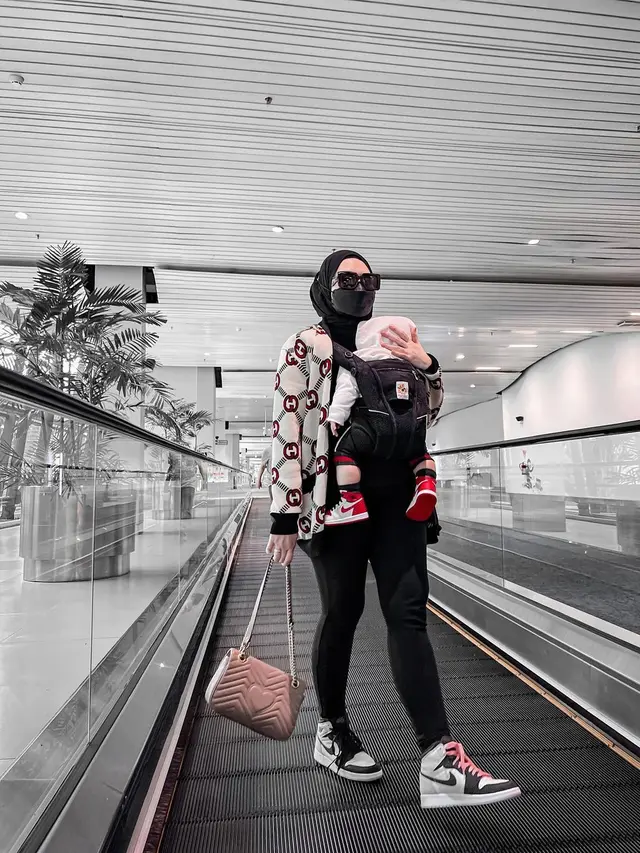 7 Gaya Nathalie Holscher saat Asuh Baby Adzam, Tetap Stylish