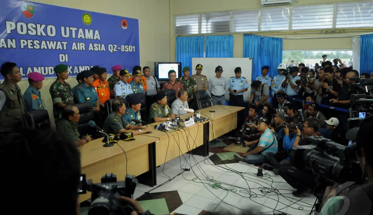 Suasana saat Panglima TNI Jenderal Moeldoko menggelar konferensi pers di Lanud Iskandar, Pangkalan Bun, Kalteng, Sabtu (10/1/2015). (Liputan6.com/Andrian M Tunay)