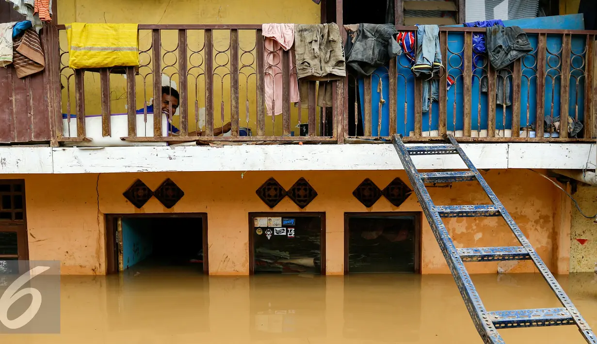 Pemukiman penduduk Kampung Pulo, Jatinegara Barat kembali terendam banjir, Jakarta, Rabu (25/11/2015). Air aliran kali Ciliwung mulai memasuki rumah warga sekitar pukul 03.00 Wib dini hari tadi. (Liputan6.com/Yoppy Renato)