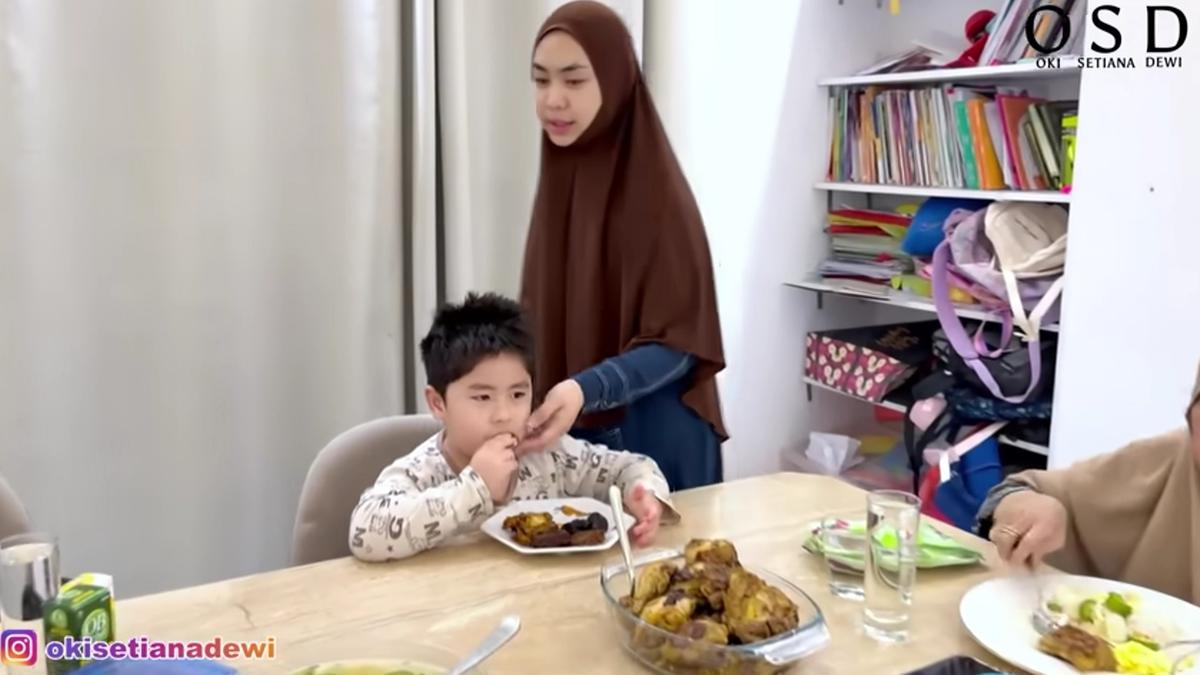 Potret Ruang Makan Rumah Oki Setiana Dewi di Mesir, Elegan dan Lapang