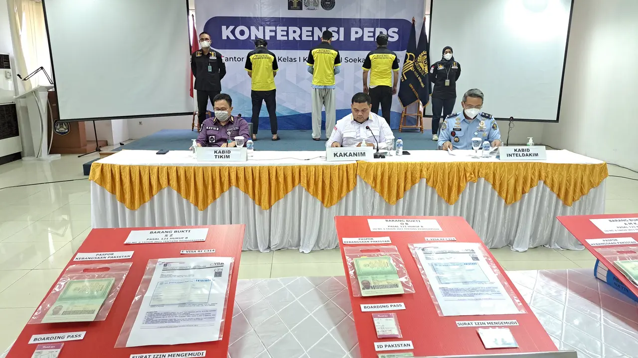 Imigrasi Bandara Soetta meringkus tiga pengusaha kelapa sawit asal Malaysia, yang tiba di Indonesia melalui Bandara Internasional Soekarno Hatta, dengan menggunakan visa palsu. (Liputan6.com/Pramita Tristiawati)