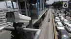 Kamera pengawas terpasang di area halte bus transjakarta di kawasan Buncit Raya, Jakarta, Selasa (14/1/2020). Lewat kamera CCTV tersebut, Kepolisian Lalu Lintas dapat mendeteksi aktivitas pengemudi yang melanggar aturan di ruas jalur bus Transjakarta. (Liputan6.com/Herman Zakharia)