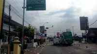 Arus lalu lintas di Kulonprogo menuju Yogyakarta masih ramai lancar meski cenderung padat. (Liputan6.com/Yanuar H)