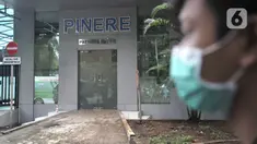 Pengunjung melintasi ruang isolasi pasien virus corona atau COVID-19 di Gedung Pinere, RSUP Persahabatan, Jakarta Timur, Rabu (4/3/2020). Saat ini RSUP Persahabatan tengah menangani 31 pasien dalam pemantauan dan pengawasan dari potensi terpapar virus corona. (merdeka.com/Iqbal Nugroho)
