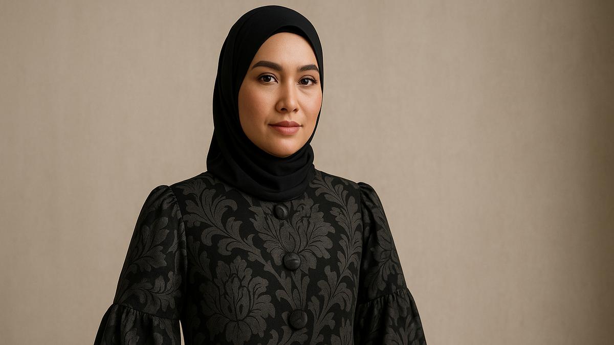 10 Model Gamis Brokat Modern Biar Tampil Anggun Saat Kondangan 2025