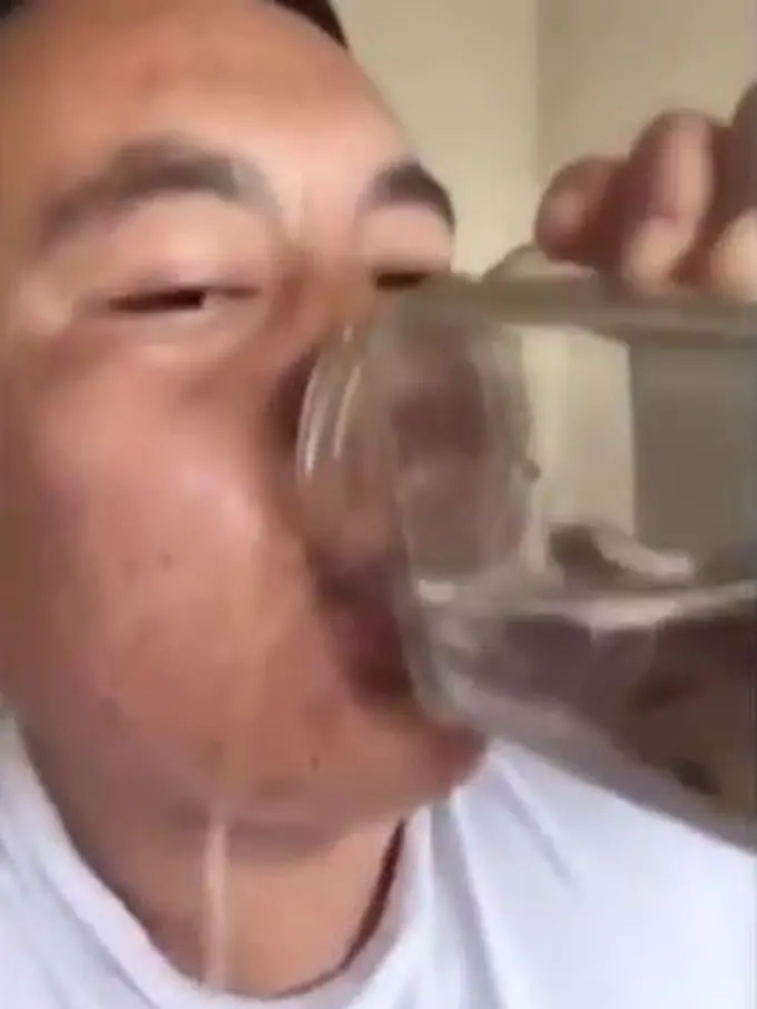 Dengan Bangga, Pria Ini Telan Segelas Katak dan Ikan Hidup-hidup