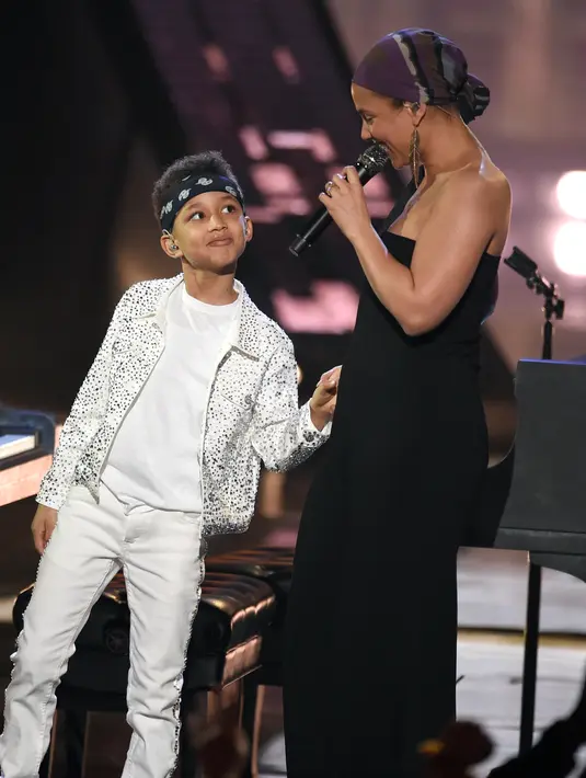 Penyanyi Alicia Keys saat berkolaborasi dengan sang putra Egypt Dean di panggung iHeartRadio Music Awards 2019 di Los Angeles, California, AS (14/3). Di acara tersebut Alicia Keys dan putranya membawakan dua lagu hitsnya. (AP Photo/Chris Pizzello)