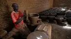 Pekerja membuat pot tanah liat di sebuah bengkel tembikar di Khartoum, Sudan, Kamis (27/6/2019). Pot tanah liat tersebut nantinya akan dipajang untuk dijual. (AP Photo/Hussein Malla)