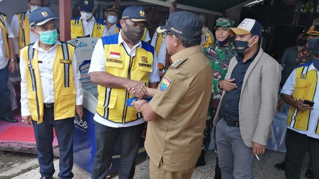Wakil Menteri PUPR John Wempi Wetipo (JWW) meninjau lokasi ambruknya jembatan Waikaka yang berada di Kabupaten Seram Bagian Barat (SBB) Provinsi Maluku. (Dok Kementerian PUPR)