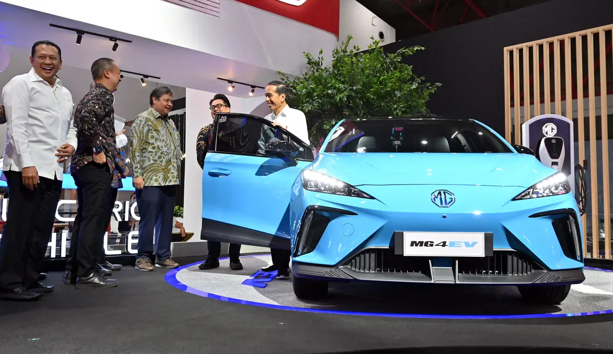 Presiden Joko Widodo atau Jokowi (tengah-kanan) mengunjungi pameran Indonesia International Motor Show (IIMS) di JIExpo, Kemayoran, Jakarta, Kamis (16/2/2023). Jokowi mengatakan industri otomotif Indonesia memiliki prospek yang sangat cerah. (ADEK BERRY/AFP)