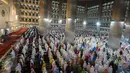 Suasana Salat Tarawih pertama di Masjid Istiqlal, Jakarta, Rabu (17/6/2015). Ribuan jamaah memadati Masjid Istiqlal di malam pertama Ramadan. (Liputan6.com/Faizal Fanani)