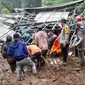 Aparat kepolisian bersama tim SAR gabungan dan warga setempat membantu mengevakuasi korban terdampak longsor yang menimpa bangunan di kawasan wisata HeHa Waterfall Puncak, Cisarua, Bogor, Senin 11 Maret 2024. (Foto: Istimewa)