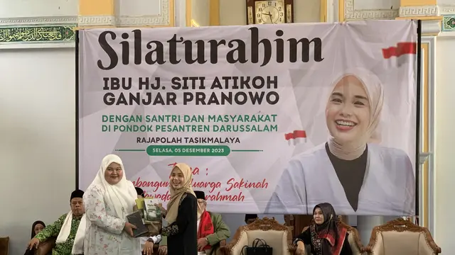 Siti Atikoh Supriyanti, istri calon presiden (capres) nomor urut tiga, Ganjar Pranowo, dalam silaturahmi Perempuan Nahdliyin se-Kabupaten Ciamis di Kota Ciamis dan Kota Banjar, Jawa Barat, Selasa (5/12/2023). (Liputan6.com/Delvira Hutabarat)